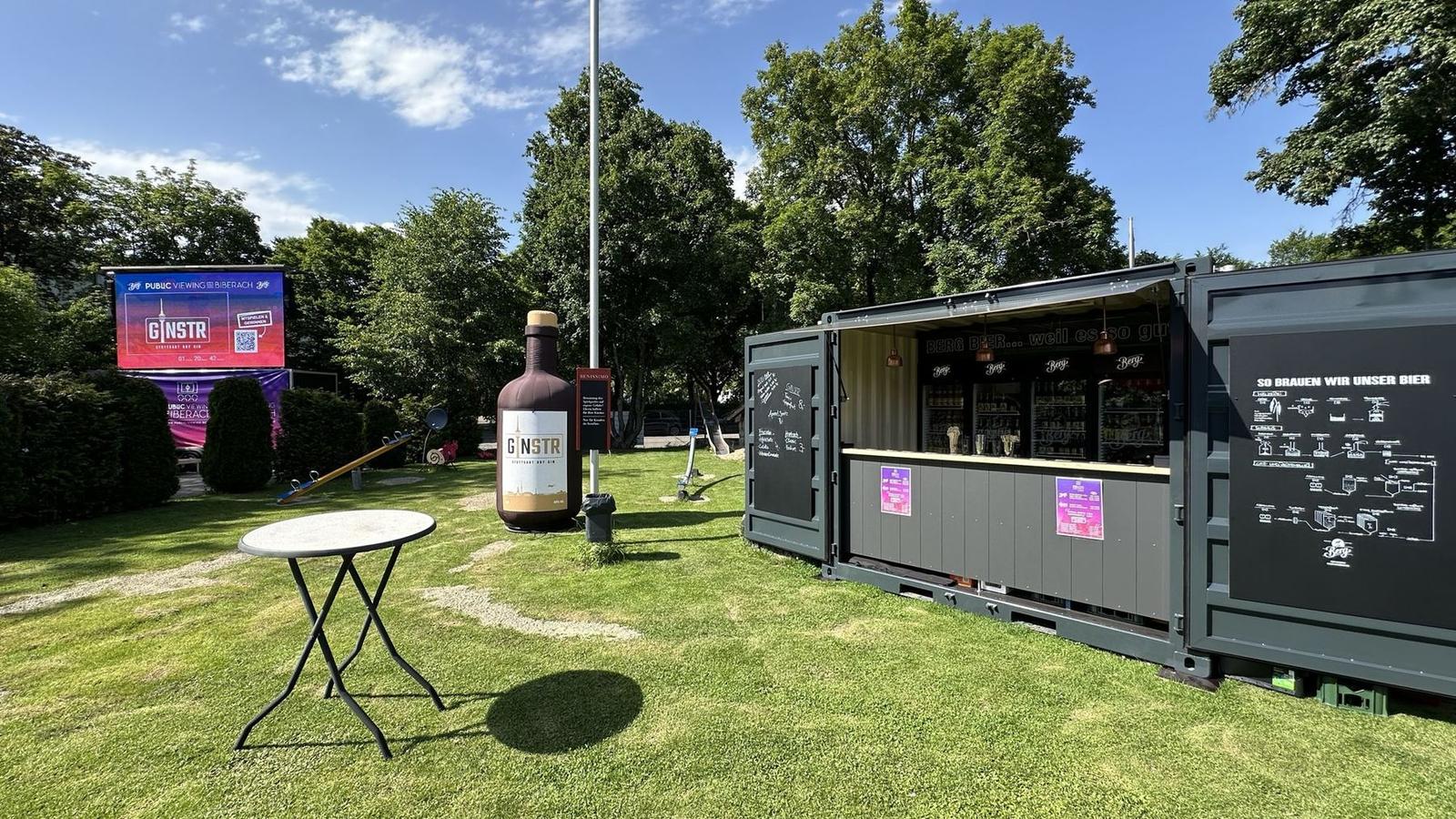 Bar-Container mit Berg Bier und GINSTR im Garten, im Hintergrund die Leinwand