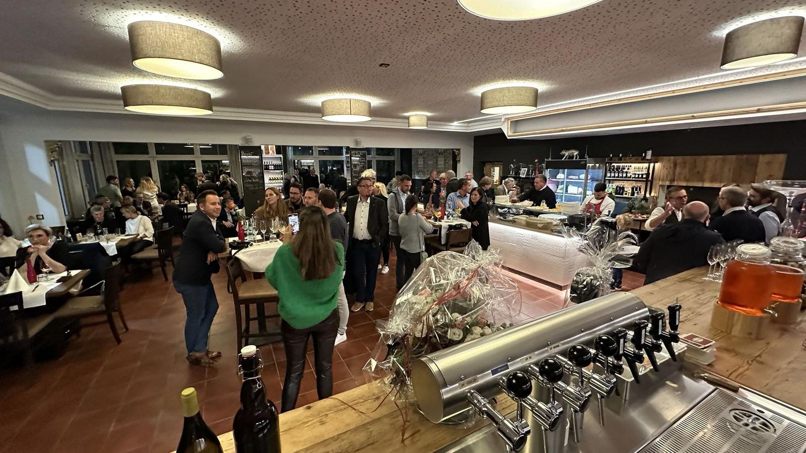 Voller Gastraum am Abend der Wiedereröffnung, im Vordergrund die Zapfanlage der neuen Bar